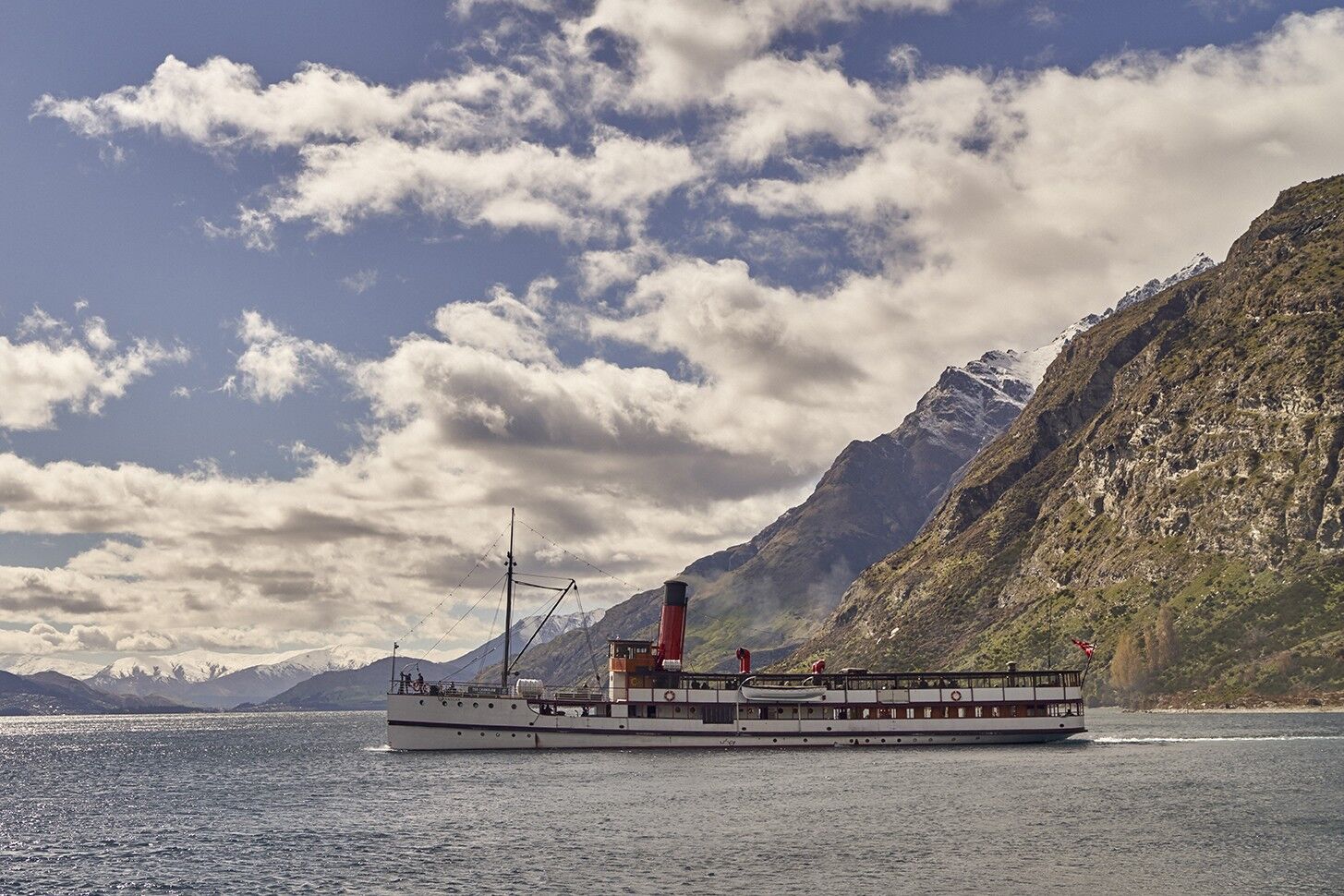 Lake Wakatipu Cruise and Farm Tour