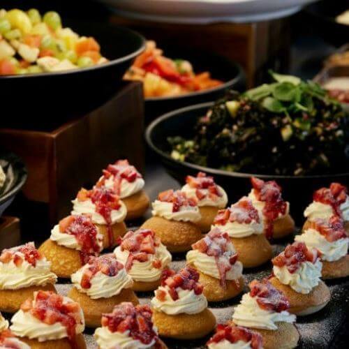 Enjoy a delicious hāngī buffet dinner overlooking Pohutu Geyser - Image 6